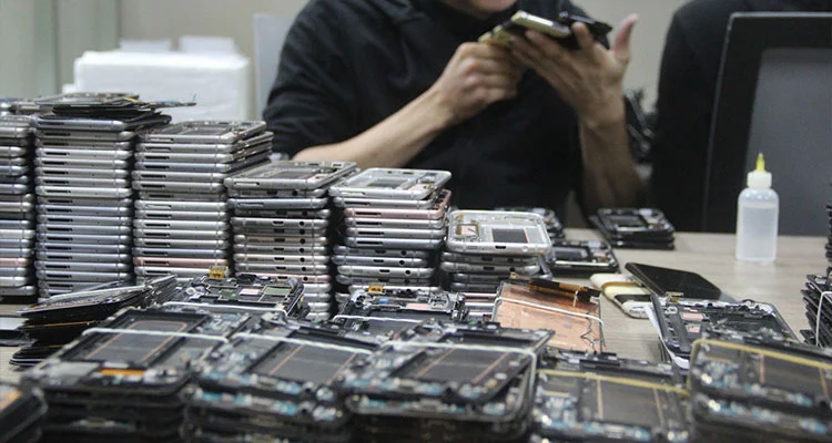 قیمت صفحه نمایش LCD آیفون در سال 2026 قطبی می شود: چرا تعمیرگاه ها به صفحه نمایش های اصلی بازسازی شده بازمی گردند